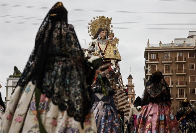 Archivo - Falleras durante la ofrenda floral a la Virgen de los Desamparados, a 17 de marzo de 2025