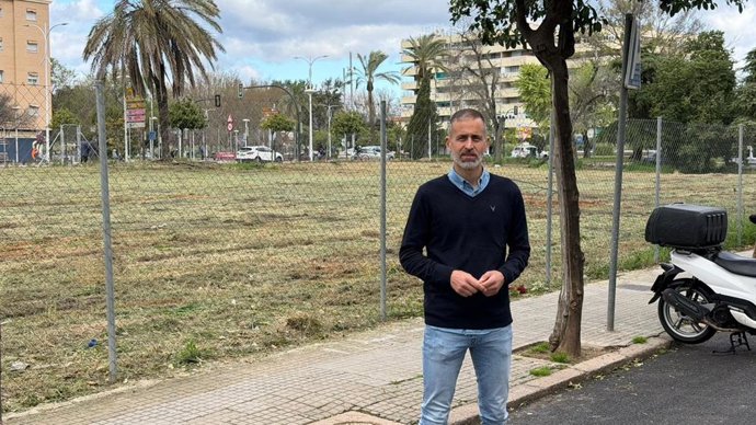 Ángel Ortiz ante el solar que en su día ocupó el Pabellón de la Juventud.