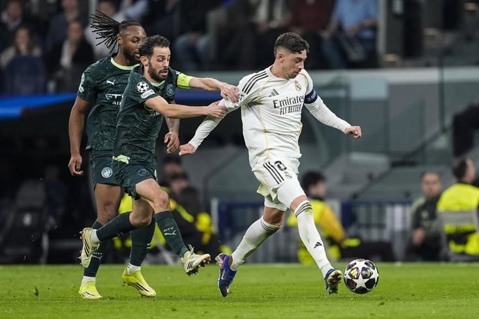 El capitán del Real Madrid Fede Valverde (derecha) conduce el balón ante el portugués Bernardo Silva (Manchester City), en la ida de octacos de final de la Champions 2025/26.