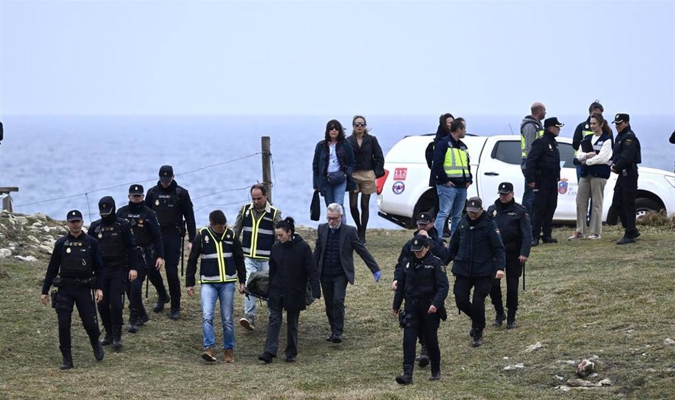 Agentes de los Servicios de Emergencias trabajan en la playa de El Bocal, a 5 de marzo de 2026, en Santander, Cantabria (España).