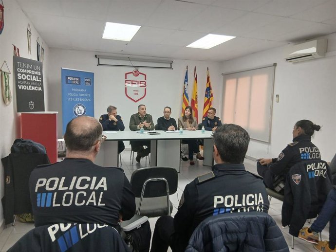 Jornada formativa de policías locales en Menorca para prevenir la violencia en el fútbol.