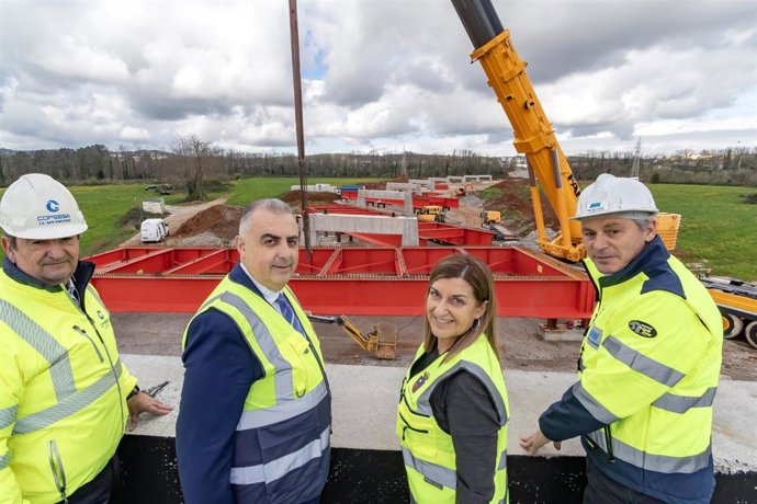 La colocación de la estructura metálica avanza el viaducto de la ría de Solía que estará finalizado en primavera de 2027