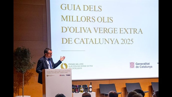 El conseller de Agricultura, Ganadería, Pesca y Alimentación, Òscar Ordeig, en la presentación de la guía de mejores aceites de oliva virgen extra de Catalunya