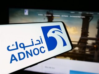 Archivo - November 16, 2024: Stuttgart, Germany - 08-12-2024: Smartphone with logo of oil business Abu Dhabi National Oil Company (ADNOC) in front of business website. Focus on center-right of phone display.