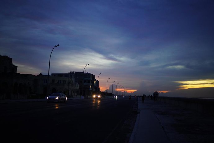 Archivo - HAVANA, Sept. 11, 2025  -- This photo taken on Sept. 10, 2025 shows a coastal street during a widespread blackout in Havana, Cuba. A malfunction at a thermoelectric power plant in Cuba that caused a widespread blackout on Wednesday has been fixe