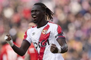 Archivo - January 24, 2026, Madrid, Spain: Pathe Ciss of Rayo Vallecano celebrates a goal during the LaLiga EA Sports 2025/2026 week 21 football match between Rayo Vallecano and CA Osasuna at Estadio de Vallecas. Final score; Rayo Vallecano 1:3 CA Osasuna