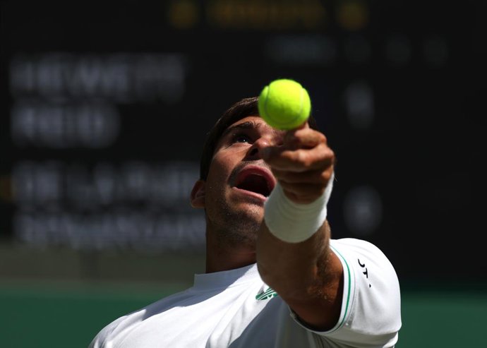 Archivo - July 12, 2025, Wimbledon, London, England: 12th July 2025; All England Lawn Tennis and Croquet Club, London, England; Wimbledon Tennis Tournament, Day 13;  Martin De La Puente (ESP) serves to Gordon Reid (GBR) in their  men's wheelchair doubles 