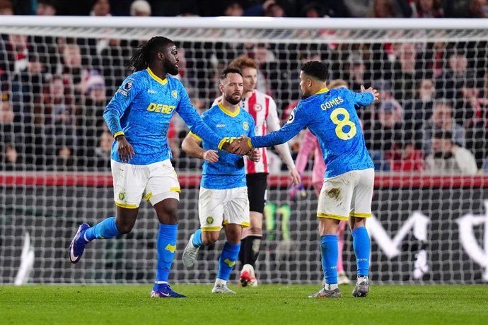 16 March 2026, United Kingdom, London: Wolverhampton Wanderers' Tolu Arokodare (L) celebrates scoring his side's second goal with teammate Joao Gomes during the English Premier League soccer match between Brentford and Wolverhampton Wanderers at the Gtech