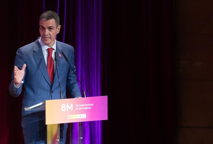O presidente do Governo, Pedro Sánchez, discursa durante o evento institucional em comemoração ao Dia Internacional da Mulher no Museu do Prado, em 4 de março de 2026, em Madri (Espanha). Este ano, o Executivo colocou o foco na violência que