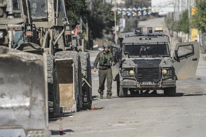 Archivo - Arquivo - 20 de novembro de 2024, Jenin, Cisjordânia, Palestina: Escavadeiras e máquinas das Forças de Defesa de Israel (IDF) cercam e percorrem as ruas da cidade de Jenin, no norte da Cisjordânia, durante uma operação militar realizada pelas fo