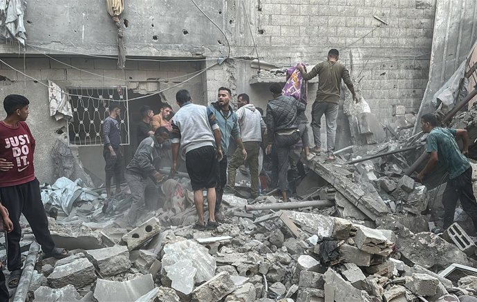 Archivo - November 22, 2025, Nuseirat, Gaza Strip, Palestinian Territory: Palestinian martyrs and wounded, including children, are being transported to hospitals after a rescue operation amid the rubble of a building after the Israeli occupation army laun