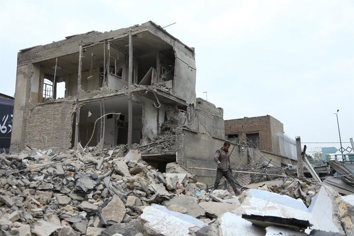 TEERÃ, 16 de março de 2026 -- Esta foto, tirada em 15 de março de 2026, mostra prédios destruídos em uma área residencial em Teerã, no Irã.