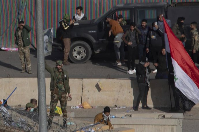 Archivo - Miembros de la milicia iraquí proiraní Kataib Hezbolá protestan frente a la Embajada de EEUU en Bagdad