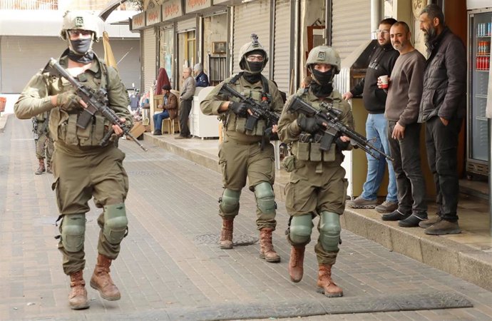 Archivo - Soldados israelíes durante una redada en Tubas (Cisjordania) a comienzos de año