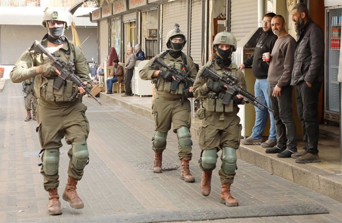 Archivo - Arquivo - 11 de fevereiro de 2026, Tubas, Cisjordânia, Palestina: Forças do exército israelense tomam posições e realizam operações de segurança no bairro de Qasaba, na zona do mercado da Cidade Velha de Nablus, na Cisjordânia. O Centro de Infor