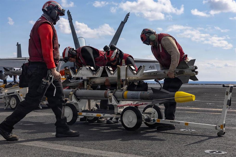 Miembros de la Armada de Estados Unidos preparan municiones para su carga en la cubierta de vuelo del portaaviones USS Gerald Ford, en aguas del Mediterráneo oriental