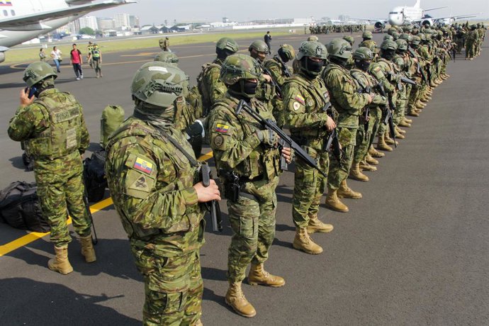 Archivo - GUAYAQUIL, Jan. 16, 2026  -- Members of the Ecuadorian Armed Forces remain in formation after their arrival at a military airbase in Guayaquil, Ecuador, Jan. 16, 2026. The Government of Ecuador announced on Thursday a massive deployment of nearl