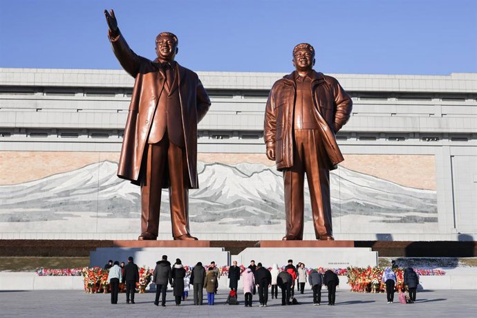 Archivo - Varias personas asisten a una ofrenda de flores en el Gran Monumento de la Colina Mansu, en el centro de Pyongyang. Imagen de archivo