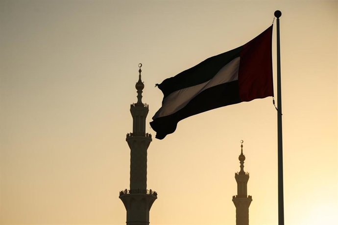 Archivo - UNITED ARAB EMIRATES, ABU DHABI - JANUARY 31, 2026: A view of a flag of the United Arab Emirates and mosque minarets