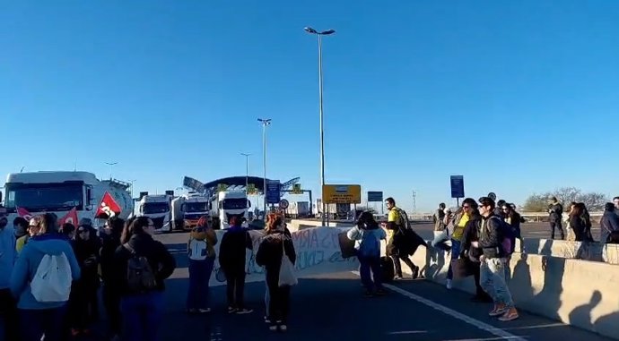 Corte de los accesos del Port de Tarragona por la A-27 en la segunda jornada de huelga de docentes de este martes