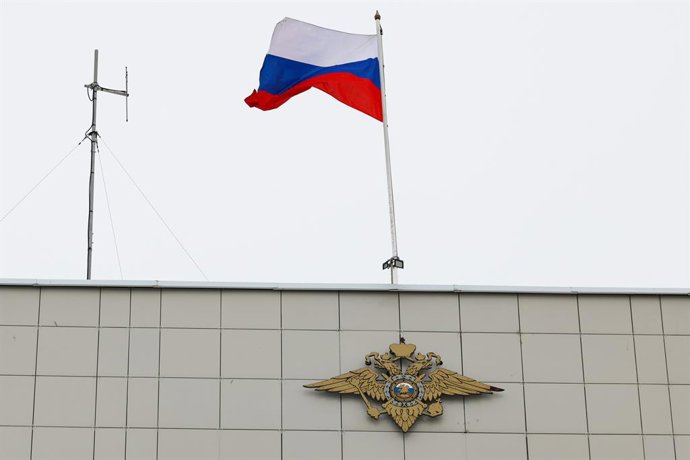 RÚSSIA, NOVOSIBIRSK - 5 DE MARÇO DE 2026: Uma bandeira nacional hasteada no topo da Sede do Ministério do Interior da Rússia para a Região de Novosibirsk