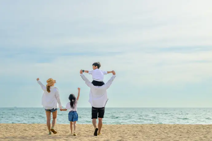 Familia feliz en la playa