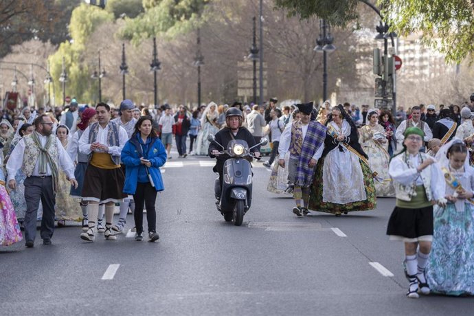 Archivo - Centenares de falleros a su llegada al desfile de la Ofrenda floral a la Mare de Déu dels Desemparats, a 17 de marzo de 2023