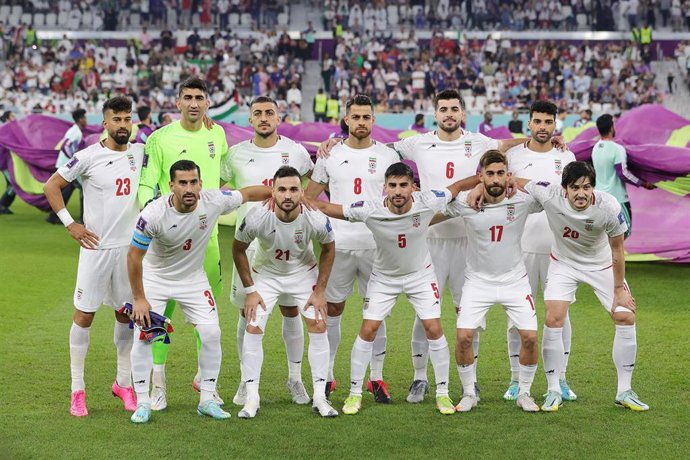 Archivo - Miembros de la selección de fútbol de Irán antes de un partido contra Estados Unidos en la Copa Mundial de 2022 en Qatar (archivo)