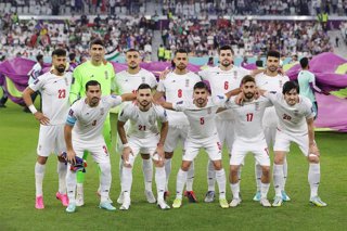 Archivo - Miembros de la selección de fútbol de Irán antes de un partido contra Estados Unidos en la Copa Mundial de 2022 en Qatar (archivo)