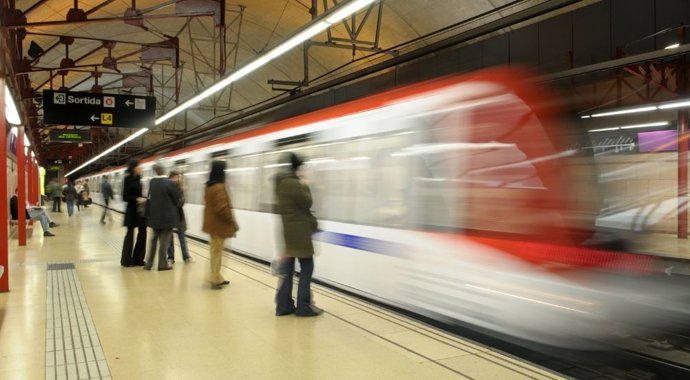Archivo - Andén de una estación de Metro de Barcelona.