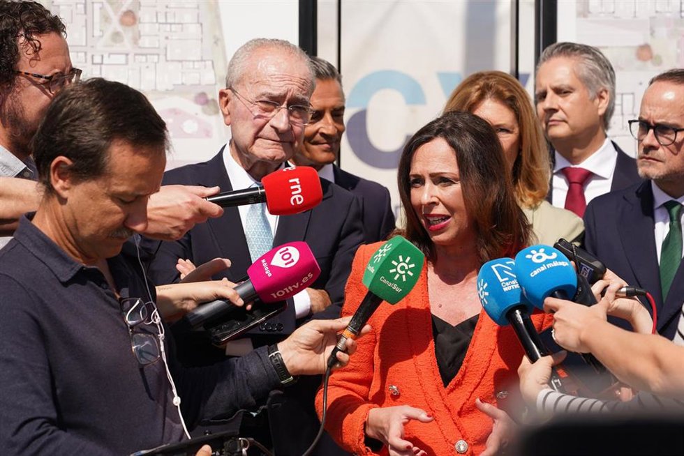 Archivo - La consejera de Fomento, Articulación del Territorio y Vivienda de la Junta de Andalucía, Rocío Díaz, durante la visita a las obras de las nuevas viviendas protegidas del Distrito Universidad, a 8 de mayo de 2025 en Málaga (Andalucía, España).