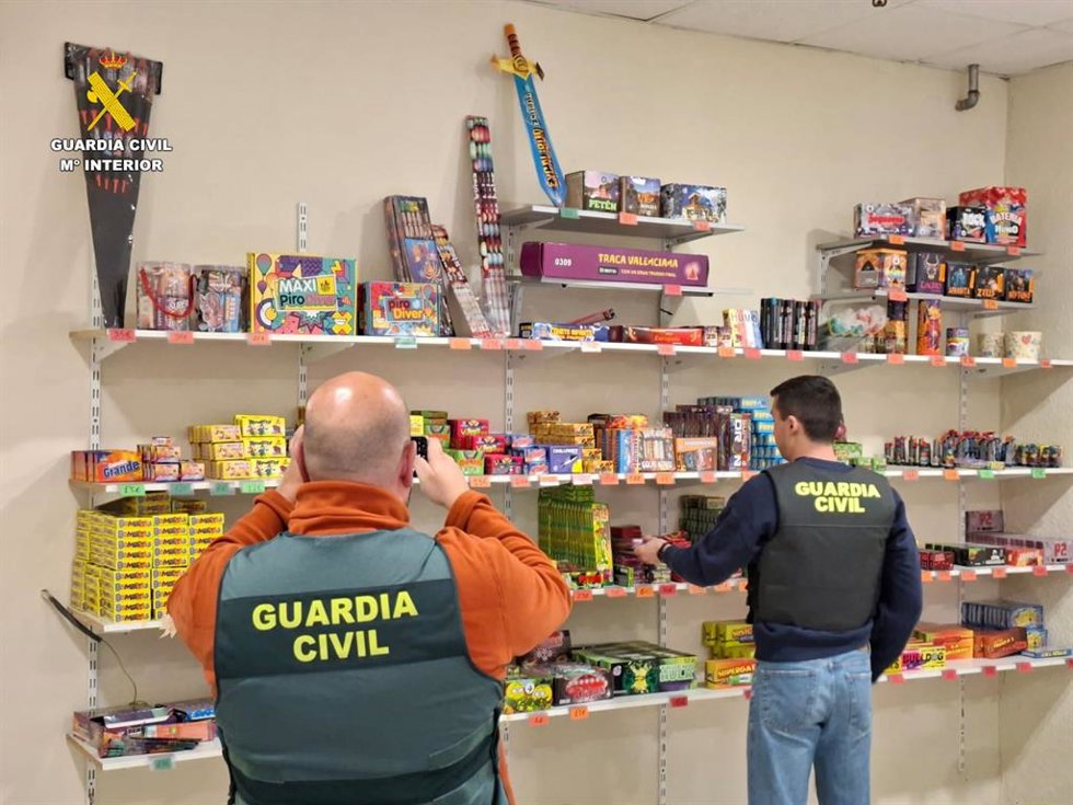 Roba 63.000 productos pirotécnicos de la empresa donde trabajaba para dárselos a la tienda de su mujer