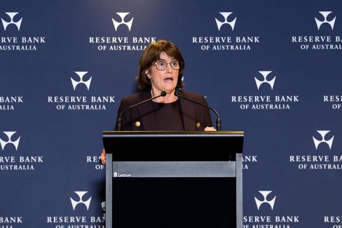 Archivo - 08 July 2025, Australia, Sydney: Reserve Bank of Australia (RBA) Governor Michele Bullock speaks to the media during an interest rate announcement. Photo: Steve Markham/AAP/dpa