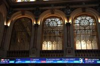 El Ibex 35 cae levemente en la apertura pero sujeta los 17.000 puntos, con el petróleo Brent en 103 dólares