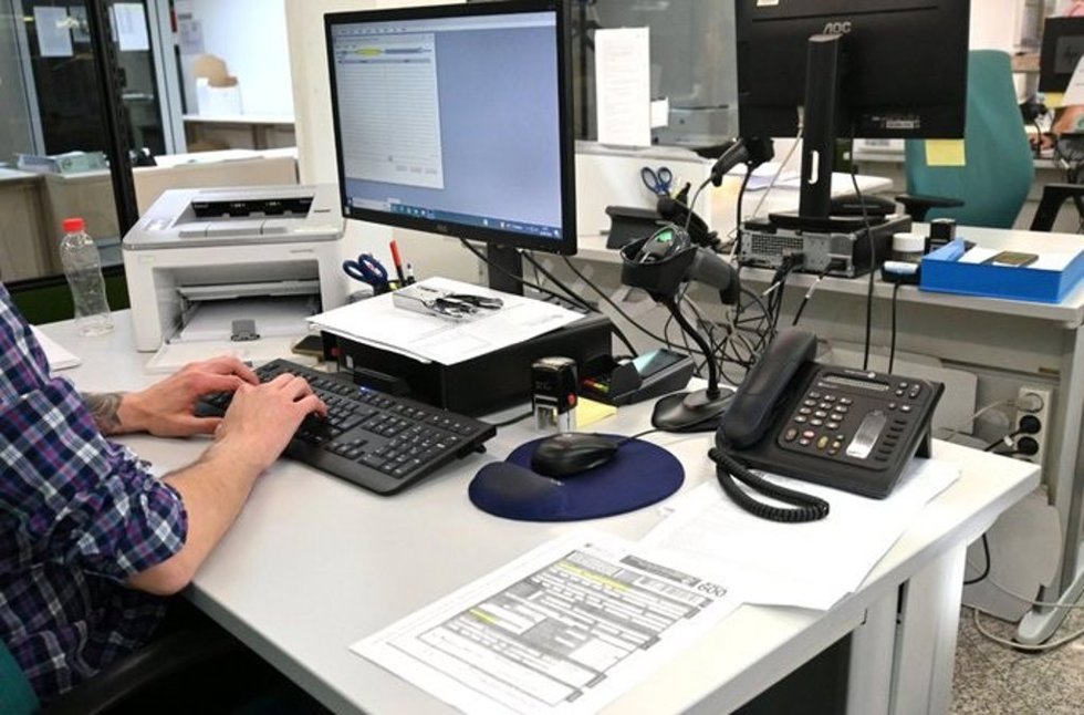Archivo - Imagen de archivo de un trabajador en una oficina