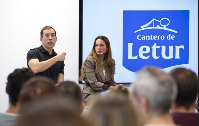 A nutricionista Blanca García-Orea e o divulgador de saúde Marcos Vázquez no evento “Entender o que comemos”, realizado em Letur (Albacete) com a organização da Cantero de Letur