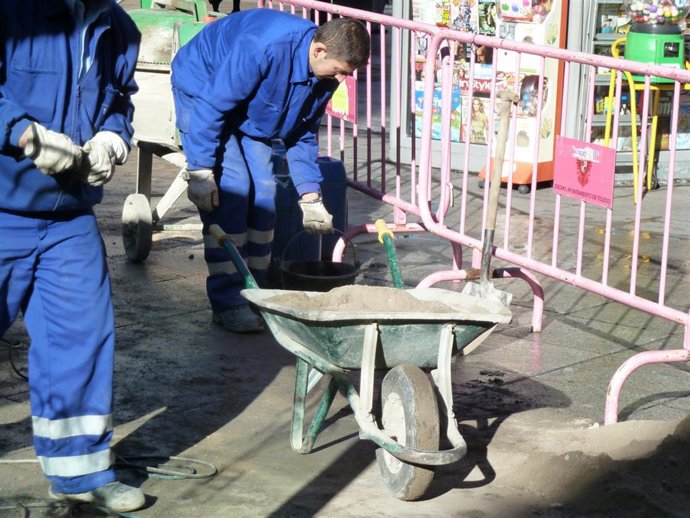 Archivo - Obreros, albañiles, obras, construcción, empleo