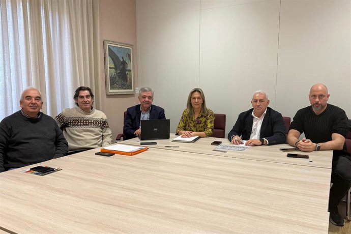 La alcaldesa de Guadalajara, Ana Guarinos, ha mantenido una reunión de trabajo con representantes de la Agrupación Astronómica de Guadalajara (AstroGuada).