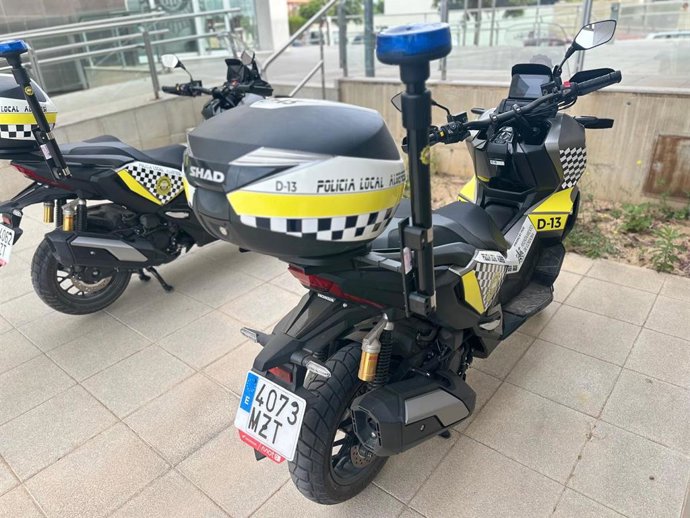 Vehículos de la Policía Local de Algemesí en imagen de archivo