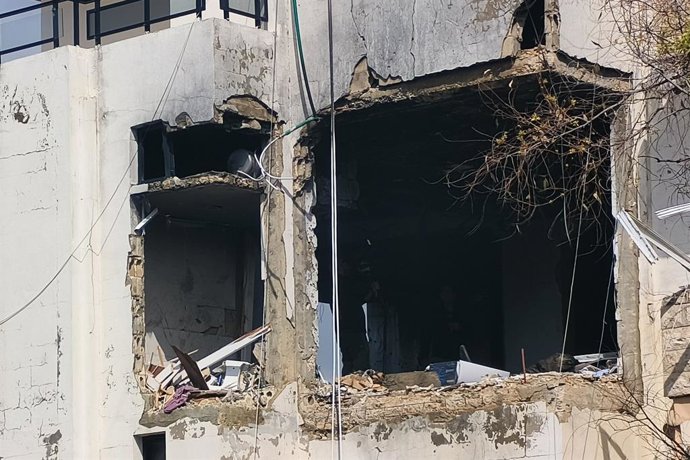 LÍBANO - 16 DE MARÇO DE 2026: Um prédio residencial danificado por um ataque aéreo israelense