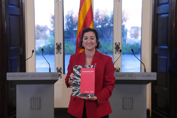 Archivo - La consellera de Economía Alícia Romero entrega al presidente del Parlament Josep Rull el Proyecto de ley de presupuestos de la Generalitat, en Barcelona, 