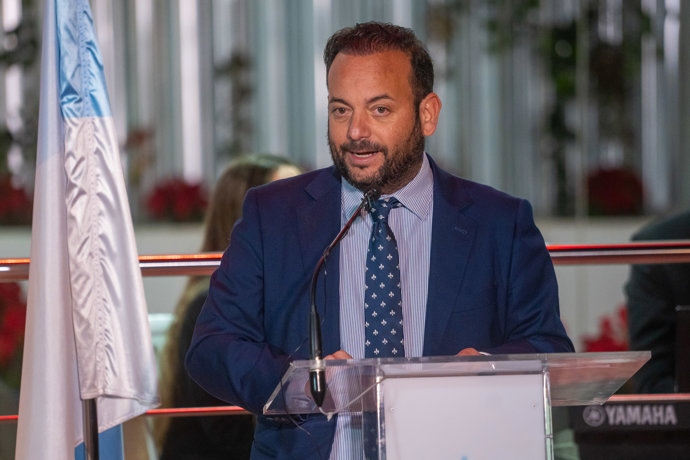 El alcalde de La Algaba, Diego Manuel Agüera interviene en el acto de inauguración del nuevo centro cultural, a 13 de diciembre de 2023, en La Algaba, Sevilla, (Andalucía, España).