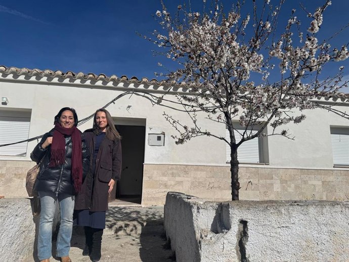 La alcaldesa de Tahal, Trinidad Jiménez, junto a la delegada territorial de Justicia, Administración Local y Función Pública de la Junta en Almería, Rebeca Gómez, durante su visita a las antiguas casas-escuela rehabilitadas para uso turístico.
