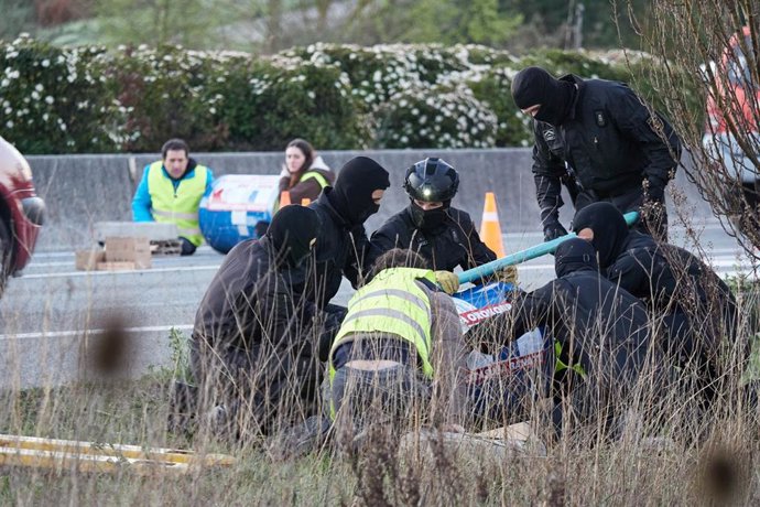 Cortada durante dos horas la PA-30 por la presencia de cuatro personas con barriles de cemento con motivo de la huelga general del 17 de marzo