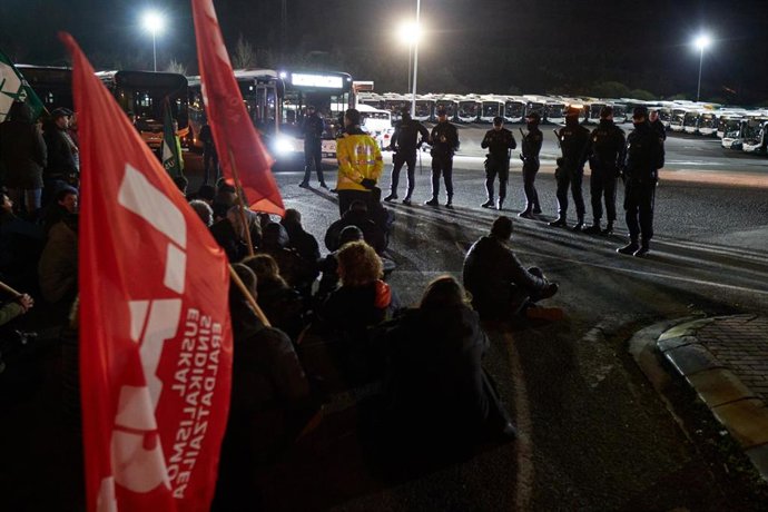 Varias personas se concentran durante los piquetes para un SMI propio para el País Vasco y Navarra, en las cocheras del Transporte Urbano Comarcal de Pamplona, a 17 de marzo de 2026, en Pamplona, Navarra (España). Los sindicatos nacionalistas ELA, LAB, St