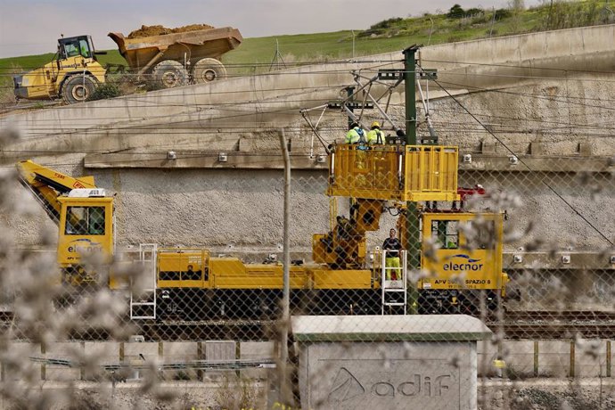 Imágenes de los trabajos que se están llevando a cabo en la vía de Alta Velocidad que une Málaga con Madrid