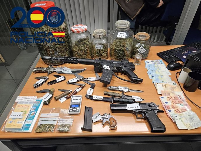 La Policía Nacional ha intervenido en un trastero de Pamplona 919 gramos de marihuana, tres armas de fuego simuladas y doce armas blancas.