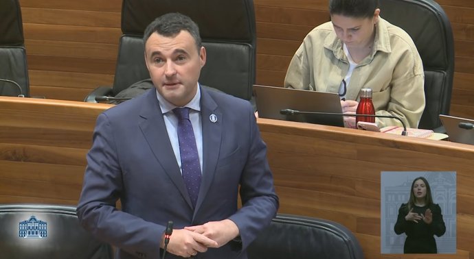 El consejero de Hacienda, Guillermo Peláez, durante su intervención este martes en el Pleno de la JGPA.