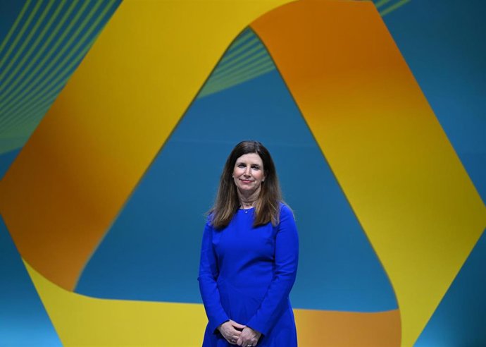 Archivo - 15 May 2025, Hesse, Wiesbaden: Bettina Orlopp, Chairwoman of the Board of Managing Directors of Commerzbank, stands in front of an oversized company logo at the start of the Commerzbank Annual General Meeting in the RheinMain CongressCenter. A p
