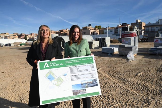 La alcaldesa de Granada, Marifrán Carazo, y la consejera de Fomento, Rocío Díaz.